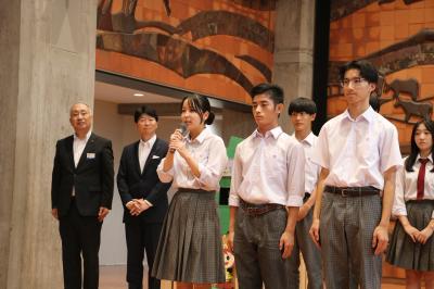 岡山工業高等学校の生徒が発表している写真
