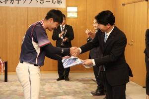 全日本大学選手権大会優勝 表敬訪問〔IPU環太平洋大学男子ソフトボール部〕