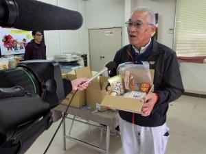 【地元テレビ局の取材に答える会長】