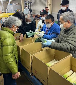 リーキの品質を確認する生産者ら