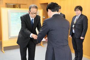 交通遺児就学援助資金贈呈式〔県指定自動車教習所協会〕