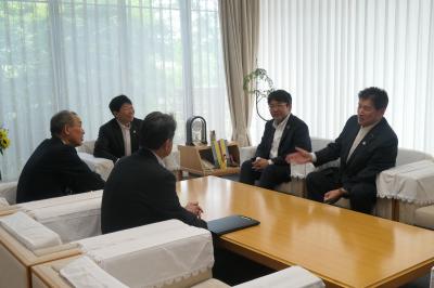 歓談をしている写真です。