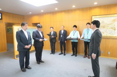 挨拶をしている写真です。