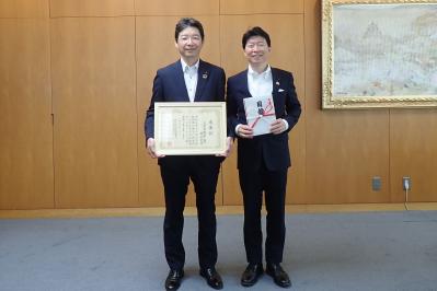 記念撮影をしている写真です。