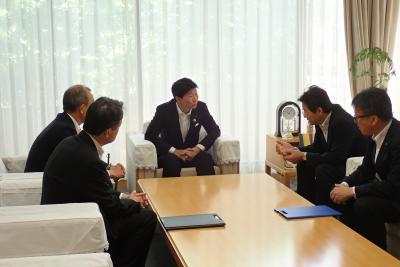 歓談をしている写真です。