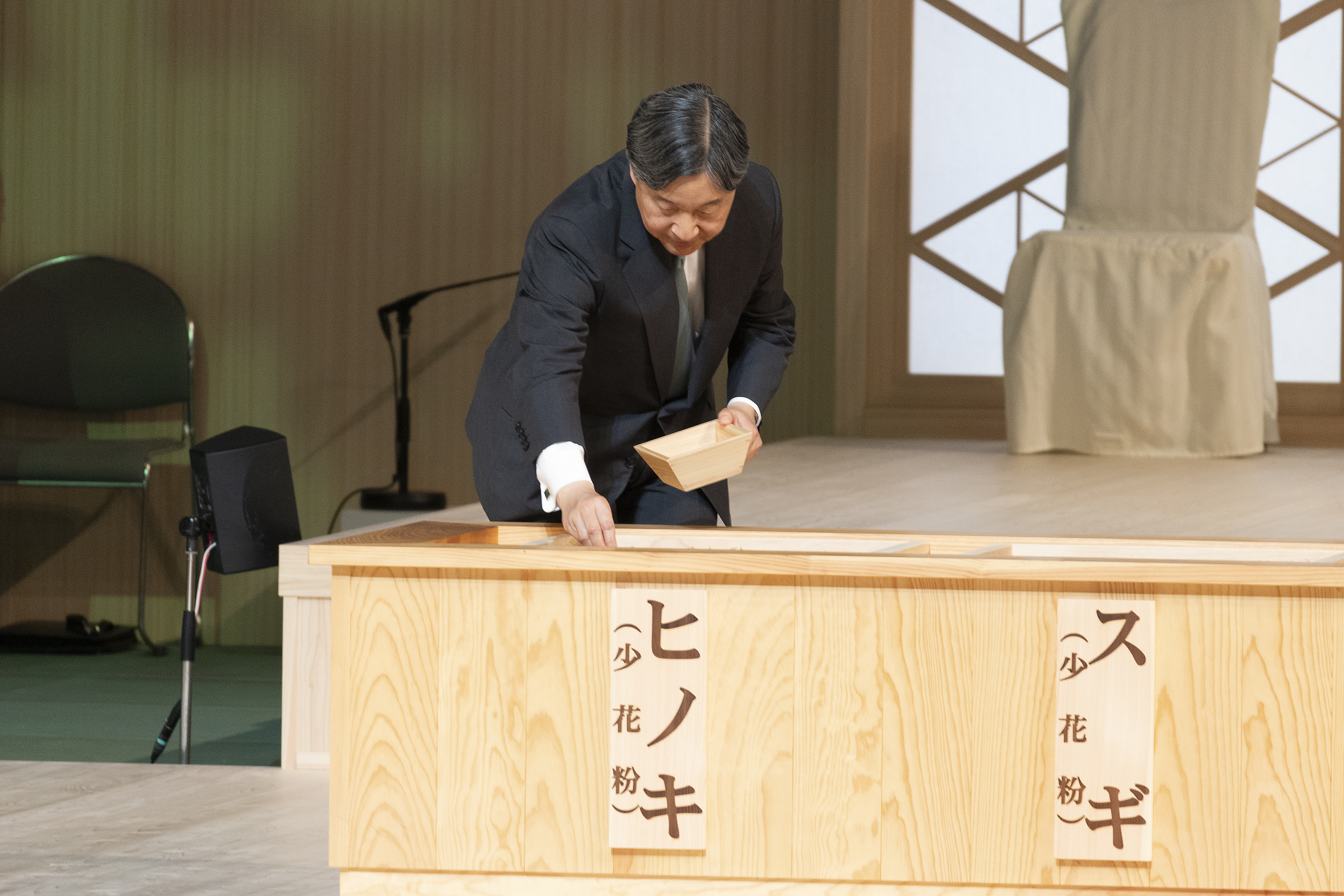天皇陛下お手播き