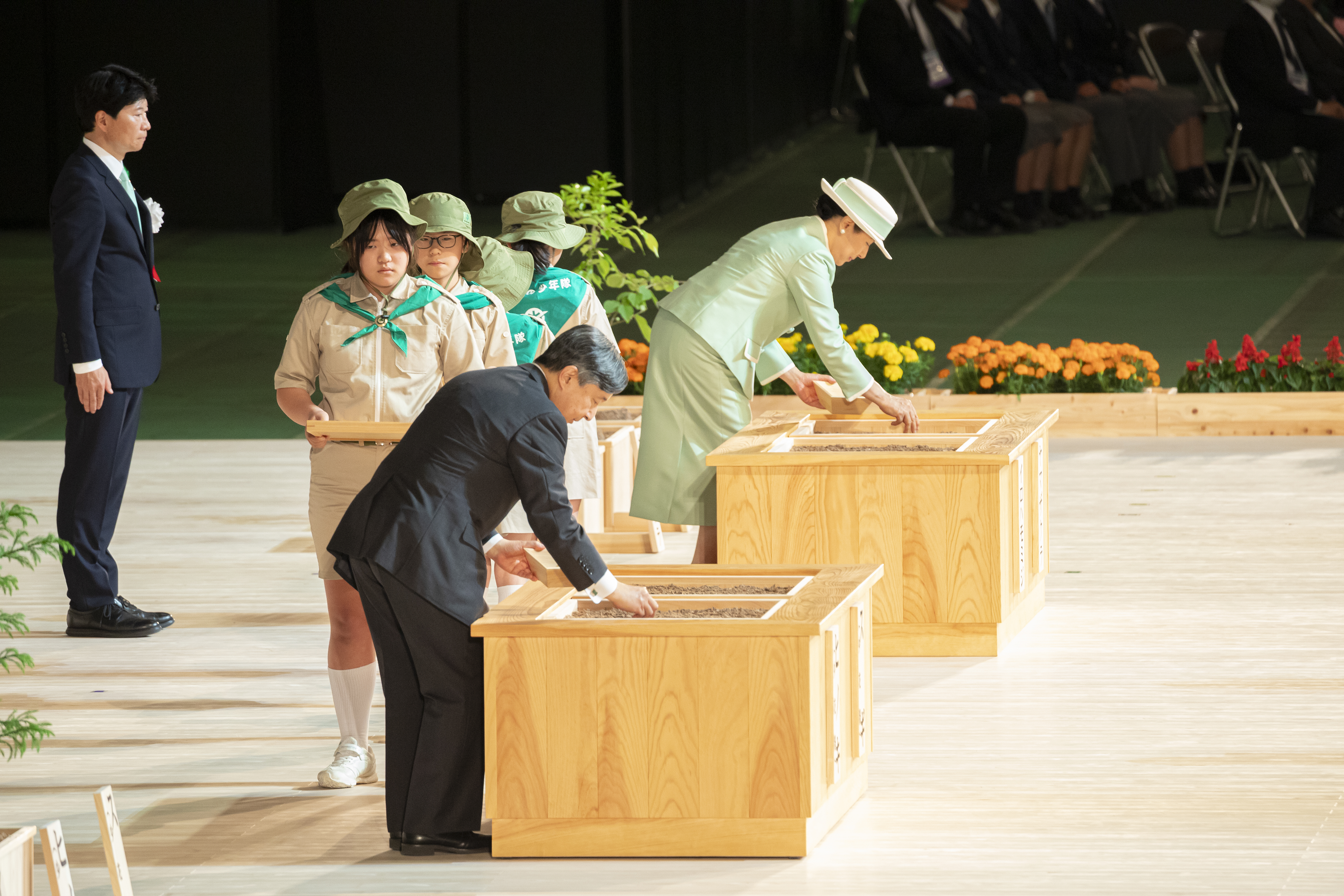両陛下お手播き