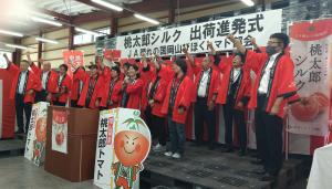 【がんばろうコールを行う関係者】