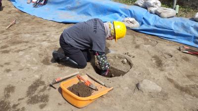 建物の柱が立っていた穴を掘っている様子