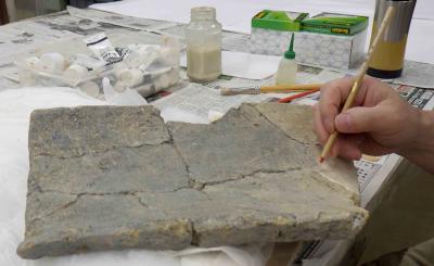 出土瓦の復元作業の様子