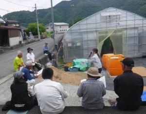 立茎のポイントを説明する普及指導員