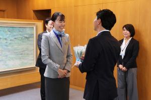 ANAによる「すずらん」の贈呈