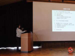 職員が説明している様子を撮影した写真です