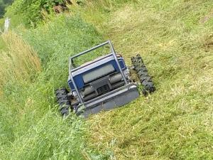 【ラジコン草刈機による除草作業】