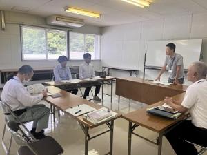 普及センター所長が農大生へ激励している画像