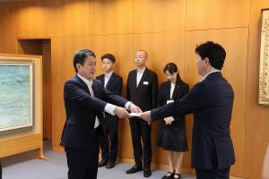 退職辞令交付〔上坊副知事〕