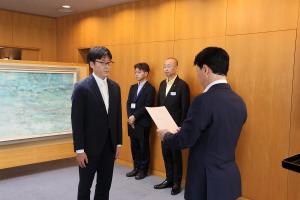 辞令交付〔辰巳保健医療部長〕