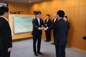 辞令交付〔辰巳保健医療部長〕