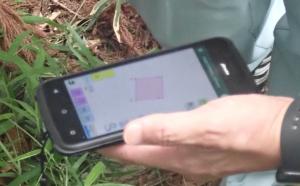 GNSS測量データをスマホで確認する様子