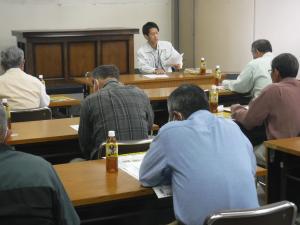 講習会で参加者に説明している普及員の写真