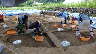 滝谷川＿竪穴住居を調査している様子