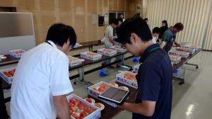 厳正な審査をする審査員（点数入力はキントーンアプリを利用）
