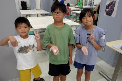 勾玉づくりー完成した勾玉を見せてくれている様子
