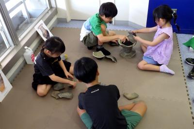 子供たちが土器パズルをしている様子