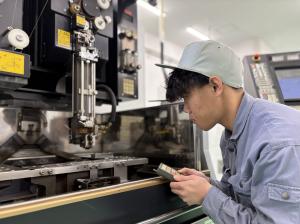 NC加工実習（ワイヤカット放電加工機）