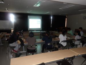 室内で試験内容を説明している様子を撮影した写真です