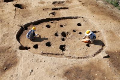 鉄斧が出土した竪穴住居の写真