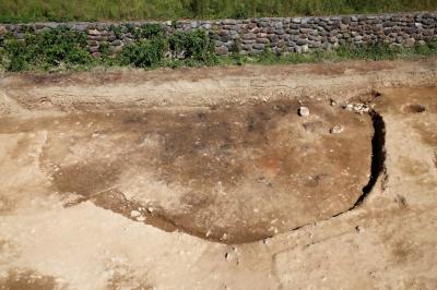 炭化材や焼土が出土した竪穴住居跡の写真
