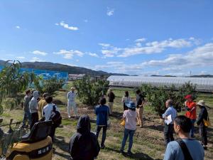 説明している様子を撮影した写真です