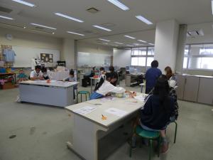 作業している全体風景の写真