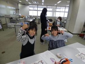 ２人の参加者が完成して喜んでいる写真