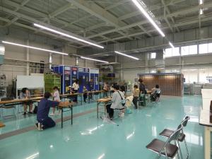 作業している全体風景の写真