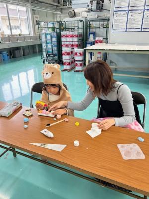 親子でデコスイーツを作っている写真