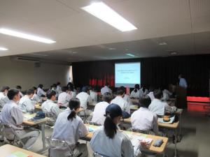 室内での説明の様子を撮影した写真です