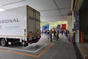 ○国からのプッシュ型支援物資を受け入れる様子