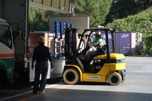 ○フォークリフトで物資を搬入する様子