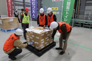 ○搬入した物資の検品等を行う様子