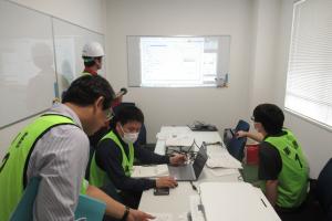 ○新物資システム（B-PLo）を活用し、物資の管理を行う様子