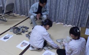 土器復元体験の様子