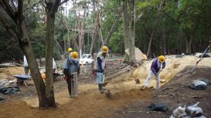 東方建物（塔跡）を埋め戻している様子（南東から）