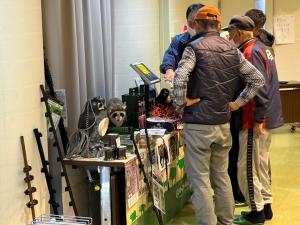 【メーカー担当者に質問をする農業者】の写真