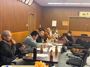高校生の説明を聞きながら部会役員が試食