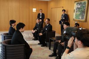 ブザンソン国際若手指揮者コンクール優勝 米田覚士氏 表敬訪問