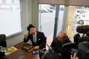 備前市長との漁協視察・カキ実食