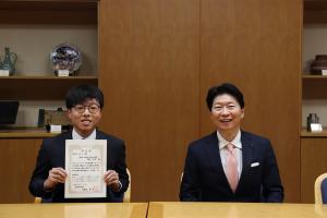 若手チャレンジ賞受賞者と知事との記念撮影