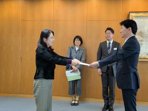 岡山県人権政策審議会からの答申書交付式